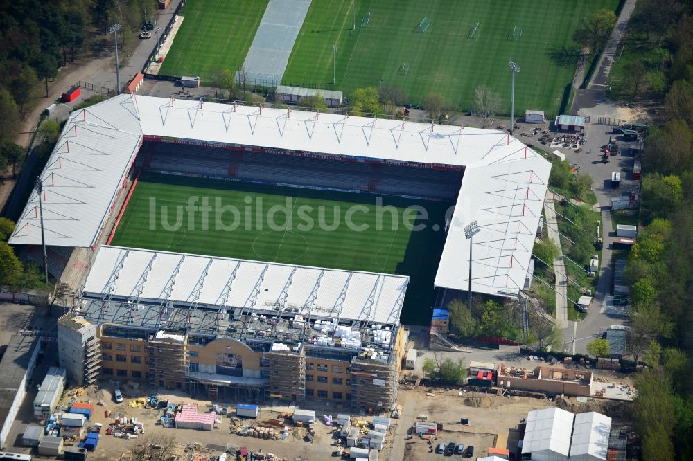 Berlin aus der Vogelperspektive: Neubau der Haupttribüne des Stadions an der Alten Försterei in Berlin