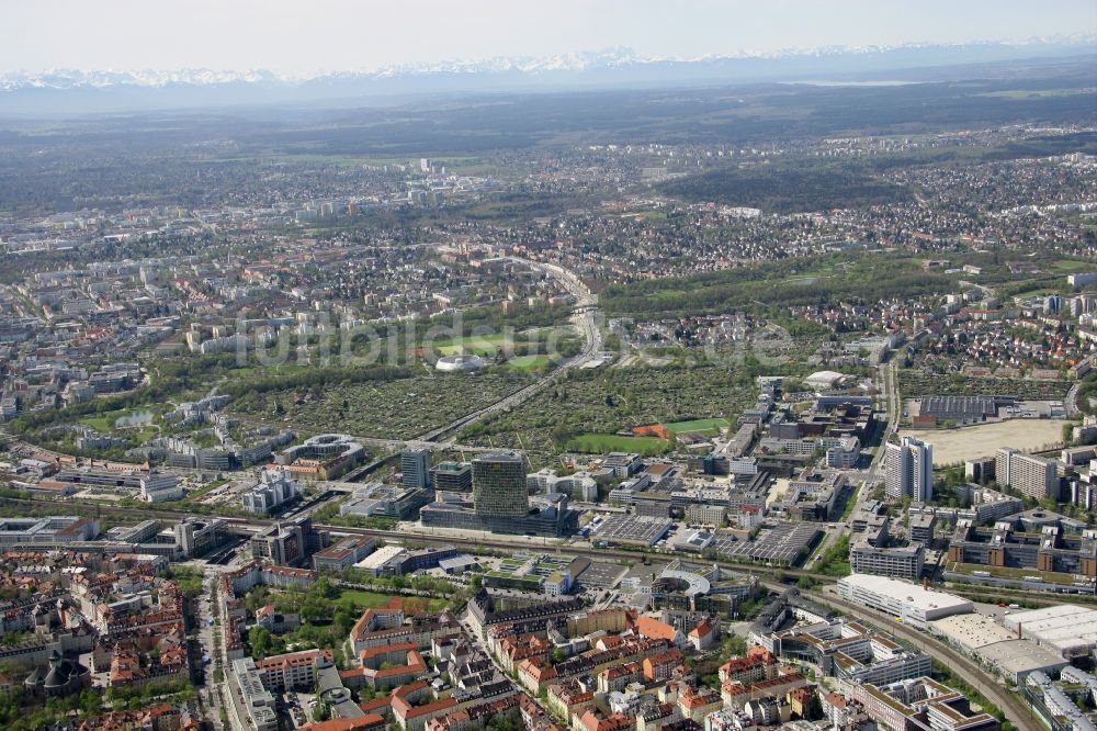 München von oben - Neubau- Hochhaus ADAC Zentrale in München