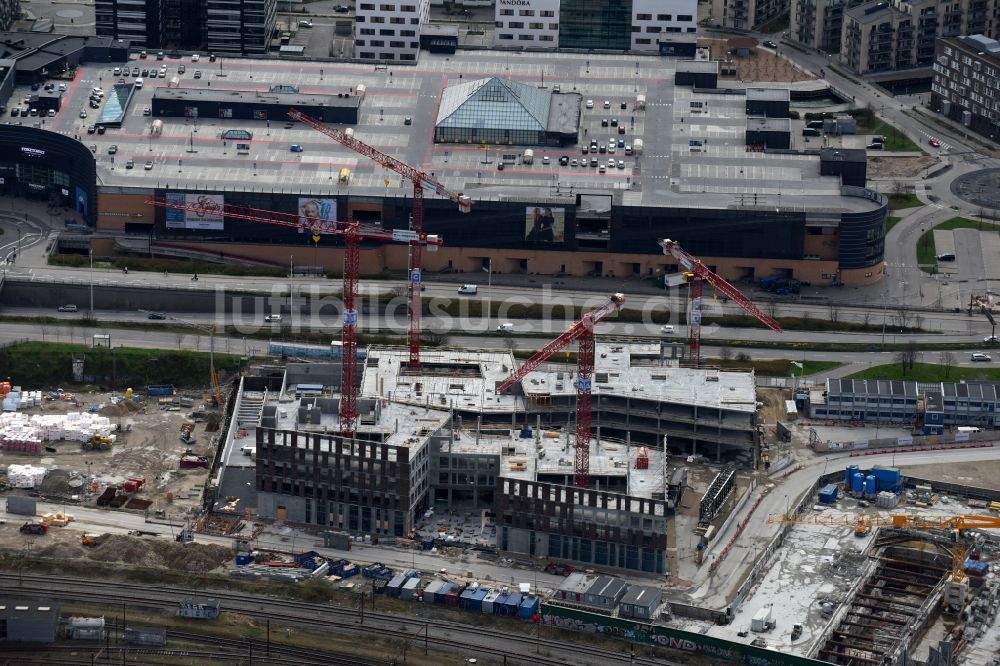 Kopenhagen aus der Vogelperspektive: Neubau- Hochhaus- Baustelle der Hotelanlage an der Carsten Niebuhrs Gade in Kopenhagen in Dänemark