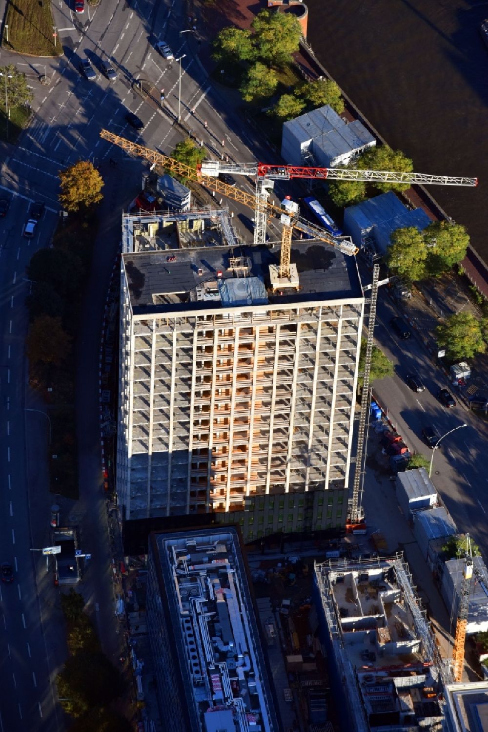 Hamburg aus der Vogelperspektive: Neubau- Hochhaus- Baustelle der Hotelanlage auf dem ehemaligen Spiegel-Gelände an der Willy-Brandt-Straße in Hamburg, Deutschland