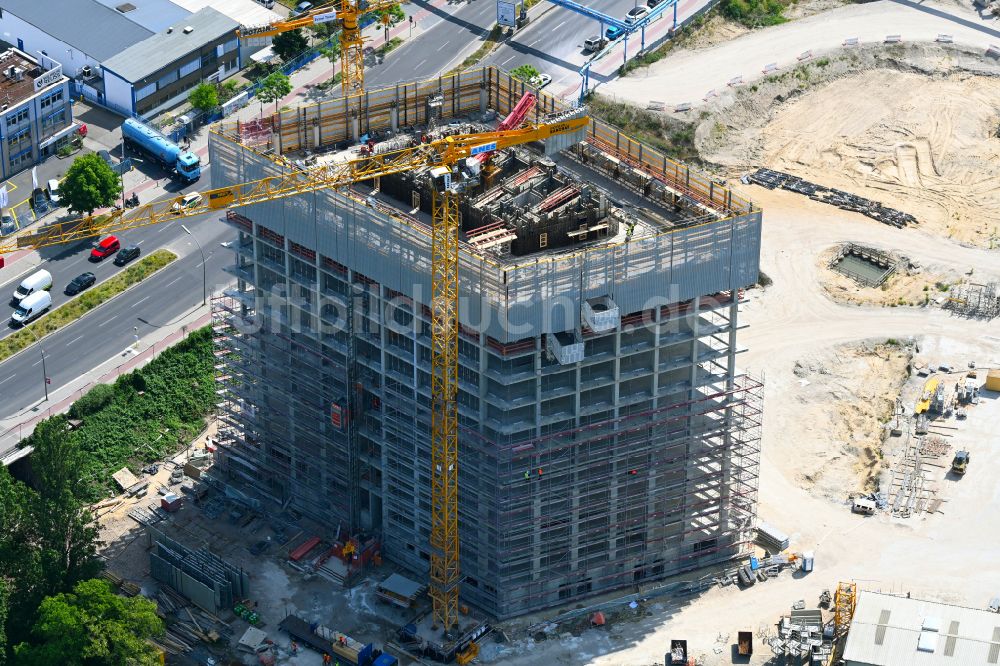 Berlin aus der Vogelperspektive: Neubau- Hochhaus- Baustelle der Hotelanlage Estrel Tower in Berlin, Deutschland