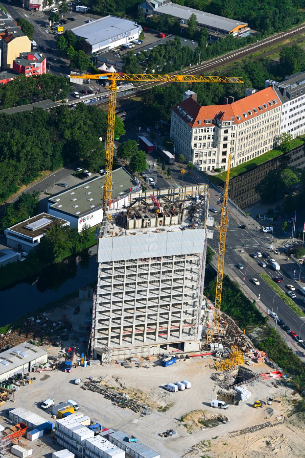 Luftaufnahme Berlin - Neubau- Hochhaus- Baustelle der Hotelanlage Estrel Tower in Berlin, Deutschland