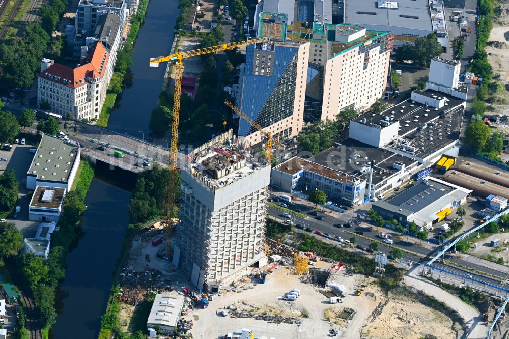 Berlin aus der Vogelperspektive: Neubau- Hochhaus- Baustelle der Hotelanlage Estrel Tower in Berlin, Deutschland