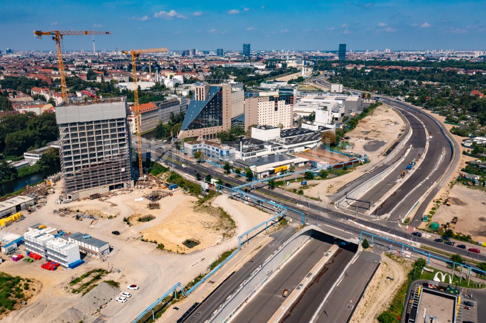 Berlin aus der Vogelperspektive: Neubau- Hochhaus- Baustelle der Hotelanlage Estrel Tower in Berlin, Deutschland