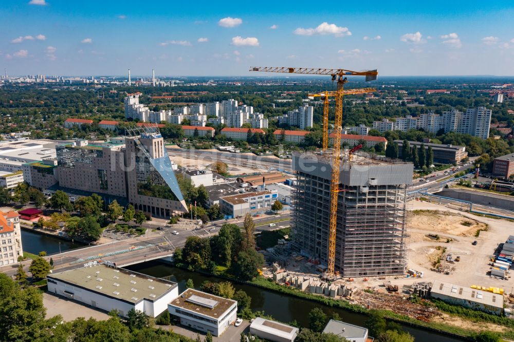 Berlin aus der Vogelperspektive: Neubau- Hochhaus- Baustelle der Hotelanlage Estrel Tower in Berlin, Deutschland