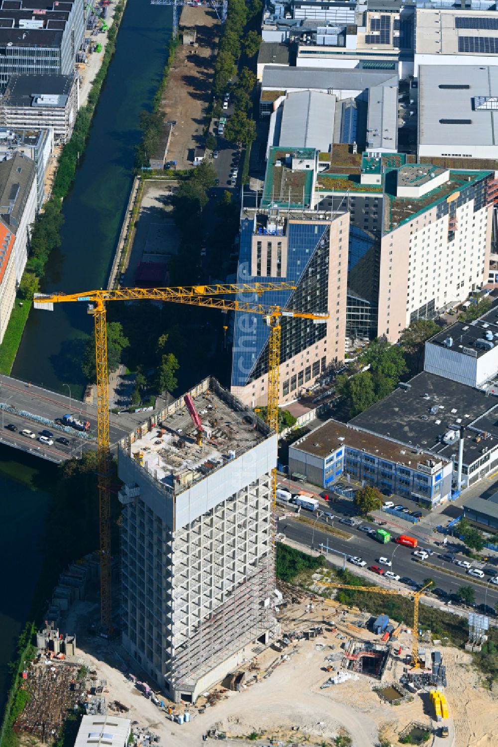 Berlin von oben - Neubau- Hochhaus- Baustelle der Hotelanlage Estrel Tower in Berlin, Deutschland