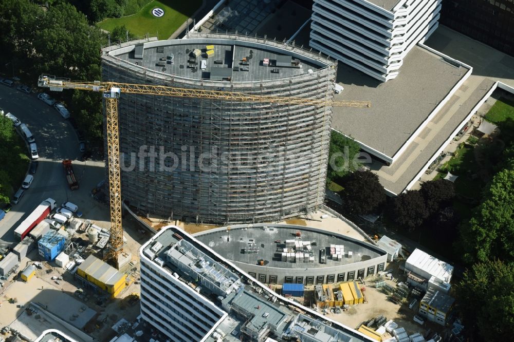 Luftaufnahme Hamburg - Neubau- Hochhaus- Baustelle der Hotelanlage Holiday Inn im Geschäftsviertel City Nord in Hamburg