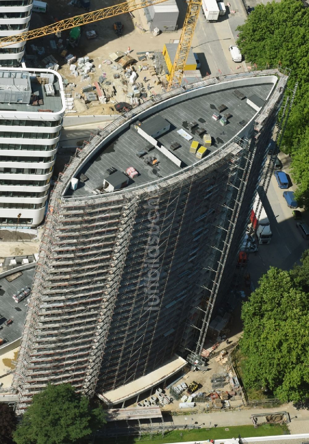 Luftaufnahme Hamburg - Neubau- Hochhaus- Baustelle der Hotelanlage Holiday Inn im Geschäftsviertel City Nord in Hamburg