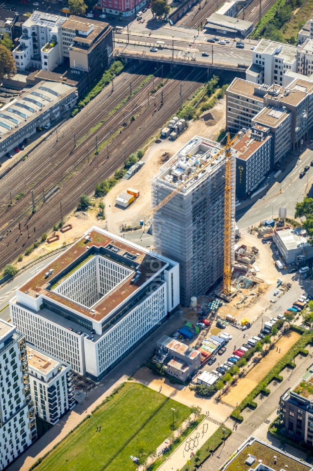 Luftaufnahme Düsseldorf - Neubau- Hochhaus- Baustelle der Hotelanlage eines 25hours Hotels der 25hours Hotel Company GmbH in Düsseldorf im Bundesland Nordrhein-Westfalen, Deutschland