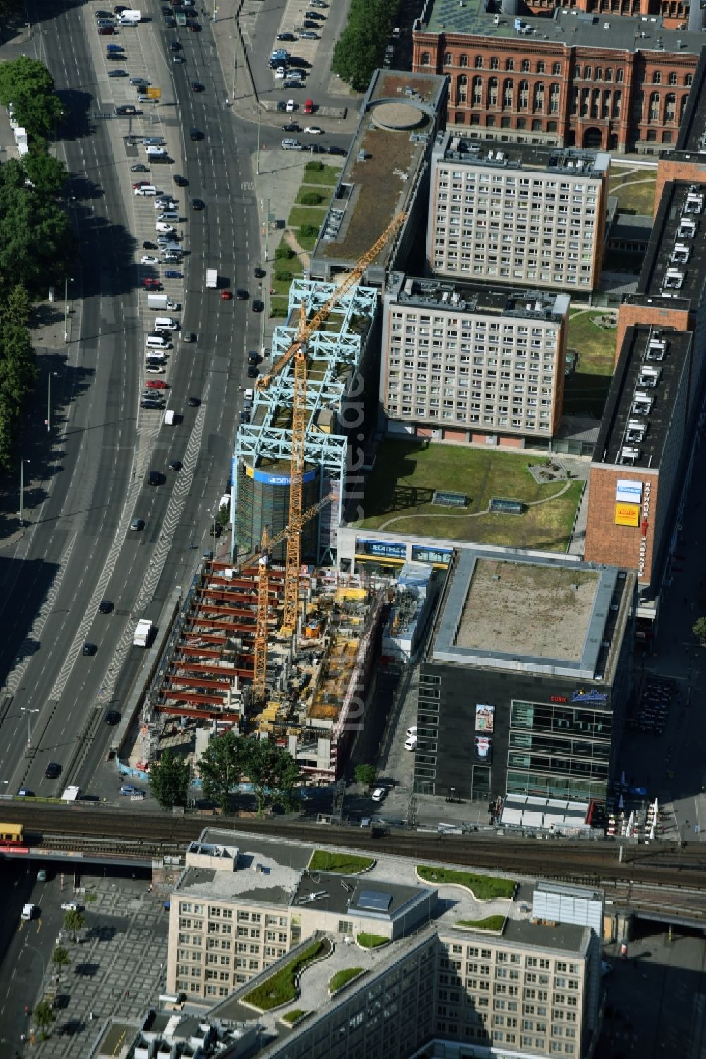 Luftbild Berlin - Neubau- Hochhaus- Baustelle der Hotelanlage Motel-One-Hotel an der Grunerstraße - Rathausstraße im Ortsteil Mitte in Berlin, Deutschland