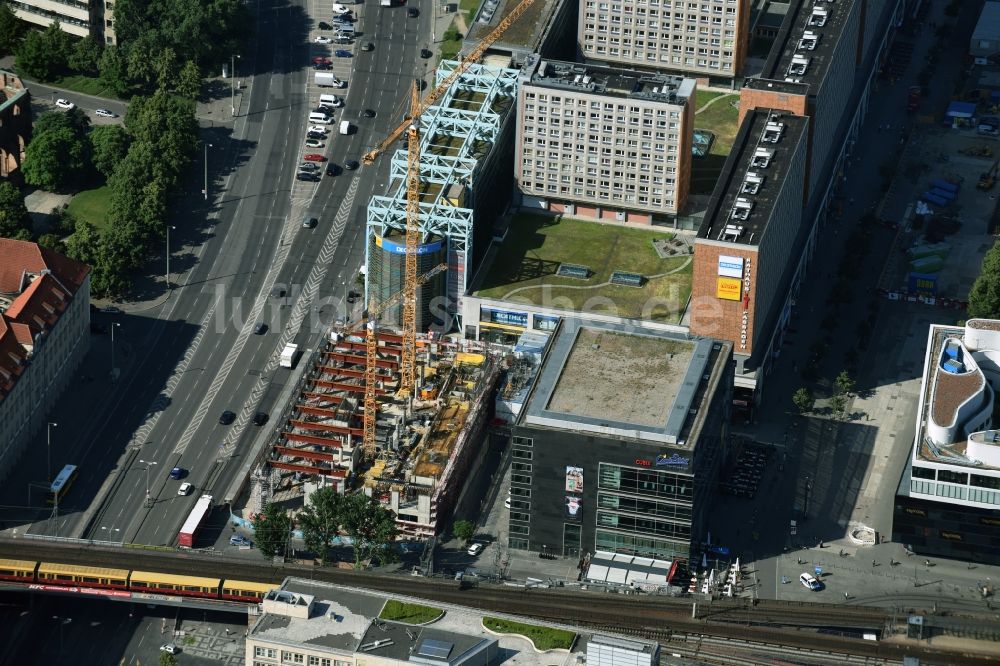 Luftaufnahme Berlin - Neubau- Hochhaus- Baustelle der Hotelanlage Motel-One-Hotel an der Grunerstraße - Rathausstraße im Ortsteil Mitte in Berlin, Deutschland