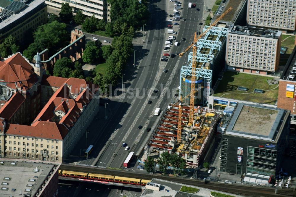 Berlin von oben - Neubau- Hochhaus- Baustelle der Hotelanlage Motel-One-Hotel an der Grunerstraße - Rathausstraße im Ortsteil Mitte in Berlin, Deutschland