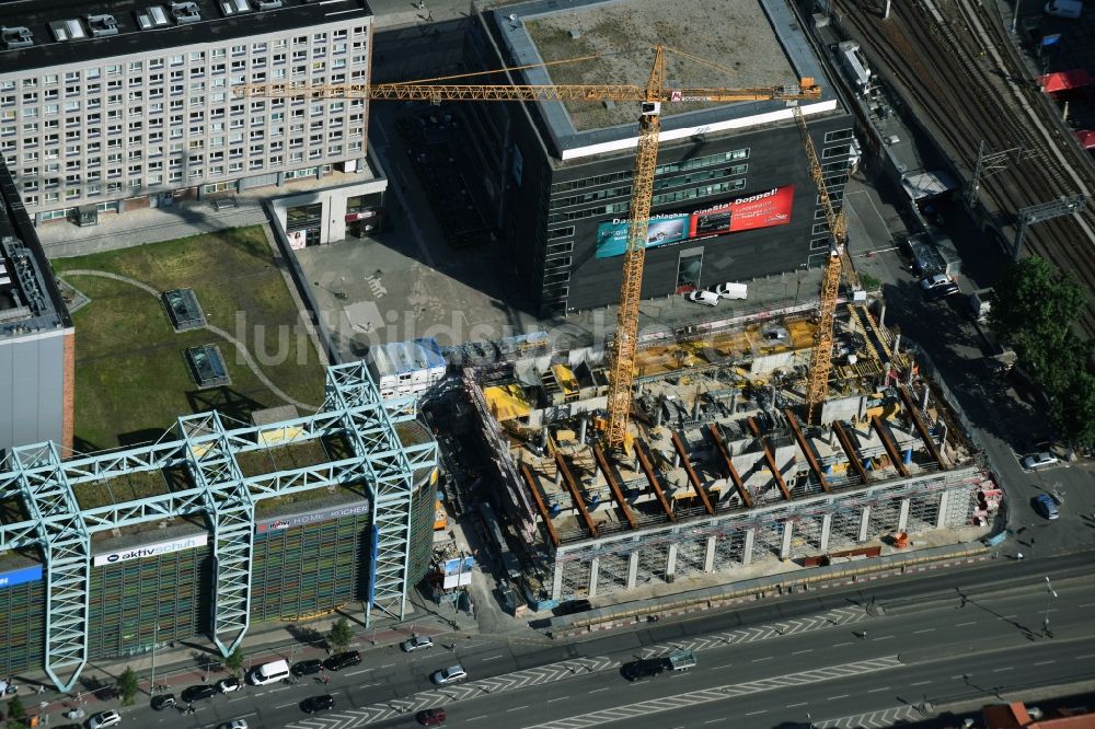 Berlin aus der Vogelperspektive: Neubau- Hochhaus- Baustelle der Hotelanlage Motel-One-Hotel an der Grunerstraße - Rathausstraße im Ortsteil Mitte in Berlin, Deutschland