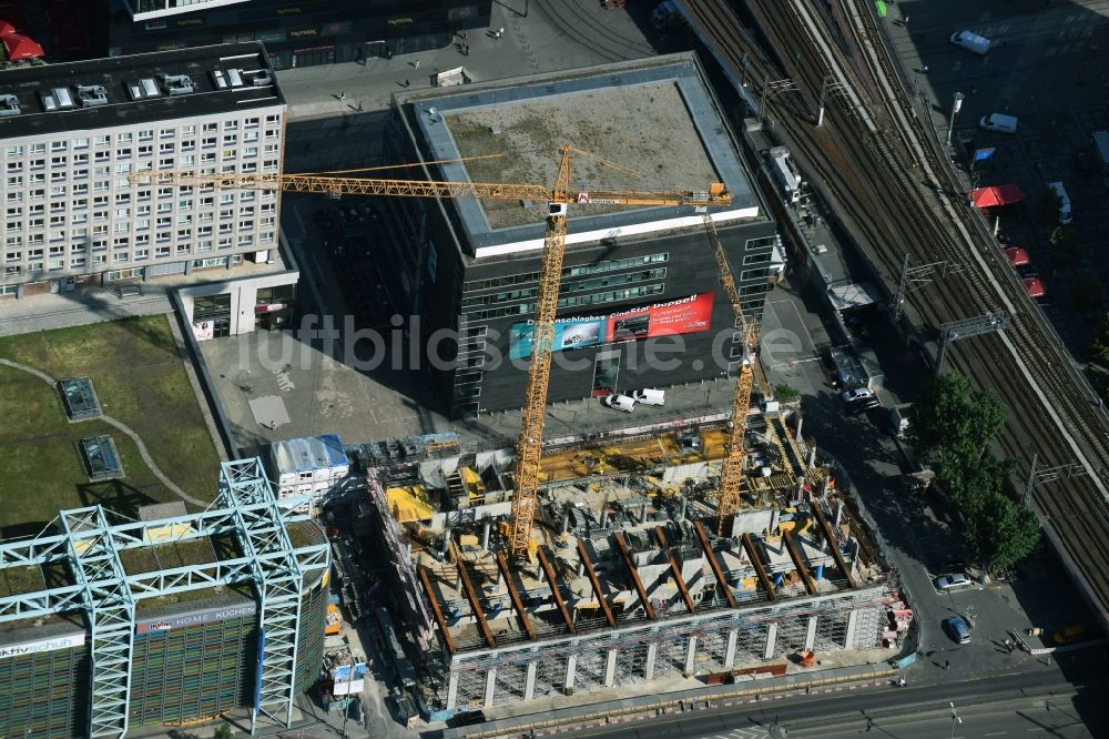 Luftbild Berlin - Neubau- Hochhaus- Baustelle der Hotelanlage Motel-One-Hotel an der Grunerstraße - Rathausstraße im Ortsteil Mitte in Berlin, Deutschland