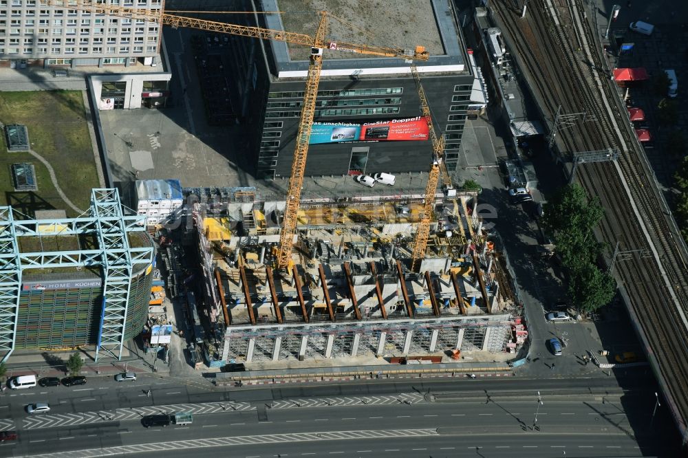 Luftaufnahme Berlin - Neubau- Hochhaus- Baustelle der Hotelanlage Motel-One-Hotel an der Grunerstraße - Rathausstraße im Ortsteil Mitte in Berlin, Deutschland