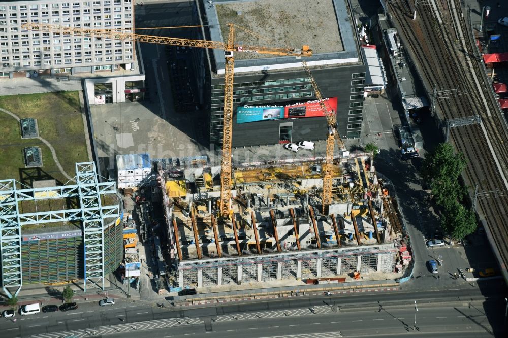 Berlin von oben - Neubau- Hochhaus- Baustelle der Hotelanlage Motel-One-Hotel an der Grunerstraße - Rathausstraße im Ortsteil Mitte in Berlin, Deutschland