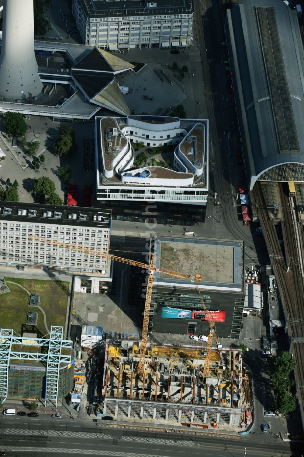 Berlin aus der Vogelperspektive: Neubau- Hochhaus- Baustelle der Hotelanlage Motel-One-Hotel an der Grunerstraße - Rathausstraße im Ortsteil Mitte in Berlin, Deutschland