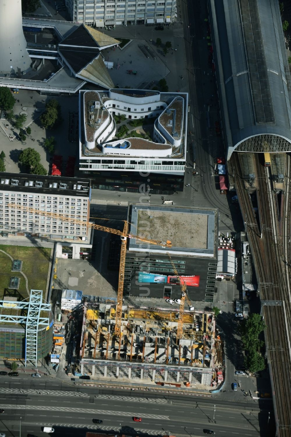 Luftbild Berlin - Neubau- Hochhaus- Baustelle der Hotelanlage Motel-One-Hotel an der Grunerstraße - Rathausstraße im Ortsteil Mitte in Berlin, Deutschland