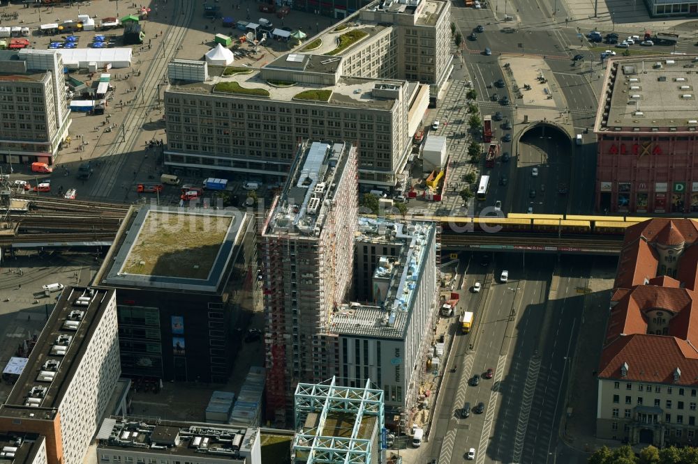 Berlin von oben - Neubau- Hochhaus- Baustelle der Hotelanlage Motel-One-Hotel an der Grunerstraße - Rathausstraße im Ortsteil Mitte in Berlin, Deutschland