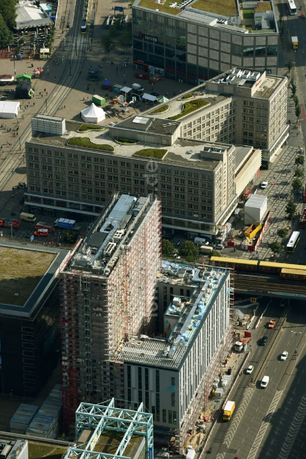 Luftbild Berlin - Neubau- Hochhaus- Baustelle der Hotelanlage Motel-One-Hotel an der Grunerstraße - Rathausstraße im Ortsteil Mitte in Berlin, Deutschland