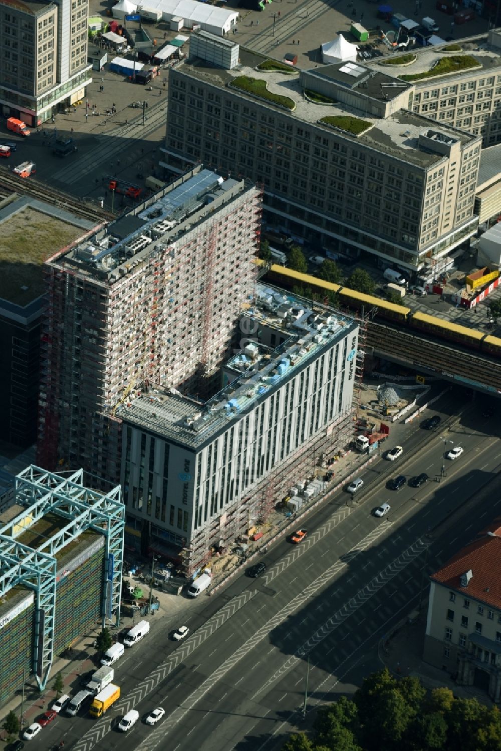 Berlin von oben - Neubau- Hochhaus- Baustelle der Hotelanlage Motel-One-Hotel an der Grunerstraße - Rathausstraße im Ortsteil Mitte in Berlin, Deutschland