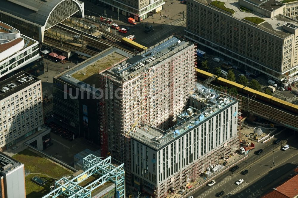 Luftbild Berlin - Neubau- Hochhaus- Baustelle der Hotelanlage Motel-One-Hotel an der Grunerstraße - Rathausstraße im Ortsteil Mitte in Berlin, Deutschland