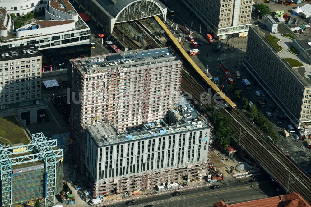 Luftaufnahme Berlin - Neubau- Hochhaus- Baustelle der Hotelanlage Motel-One-Hotel an der Grunerstraße - Rathausstraße im Ortsteil Mitte in Berlin, Deutschland