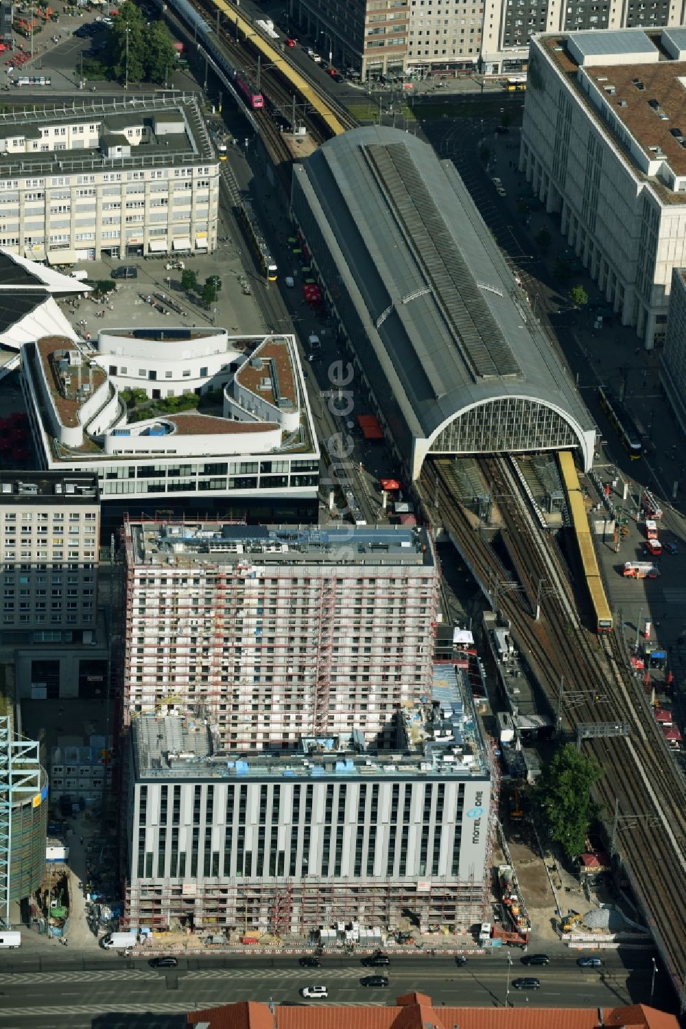 Berlin aus der Vogelperspektive: Neubau- Hochhaus- Baustelle der Hotelanlage Motel-One-Hotel an der Grunerstraße - Rathausstraße im Ortsteil Mitte in Berlin, Deutschland