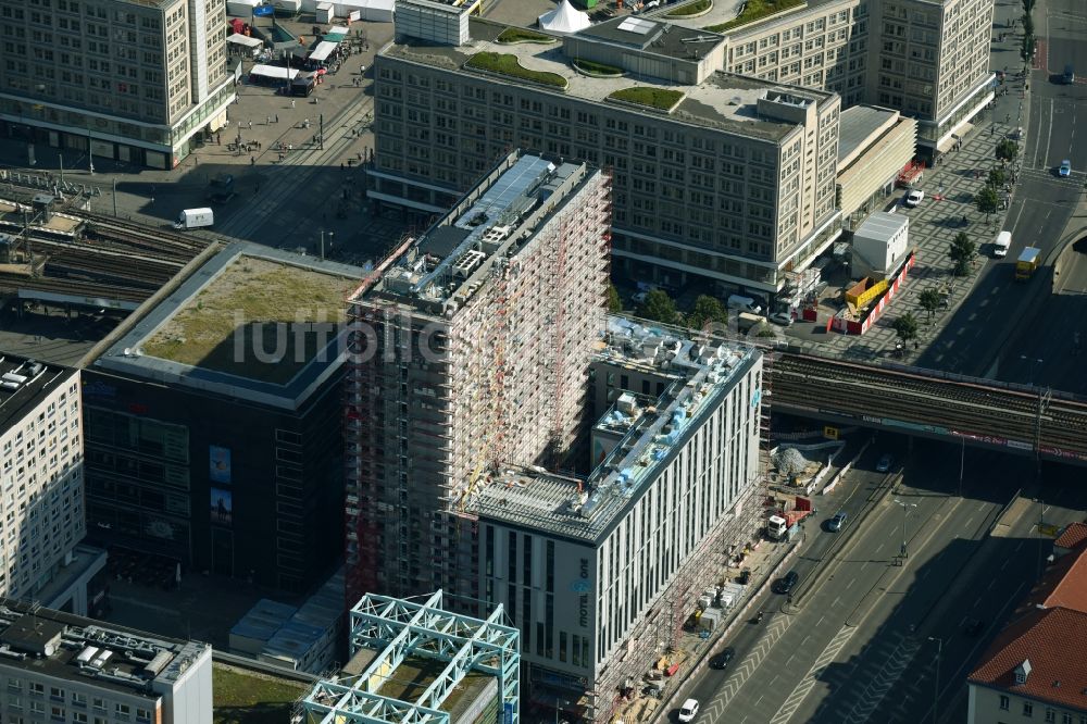 Berlin aus der Vogelperspektive: Neubau- Hochhaus- Baustelle der Hotelanlage Motel-One-Hotel an der Grunerstraße - Rathausstraße im Ortsteil Mitte in Berlin, Deutschland