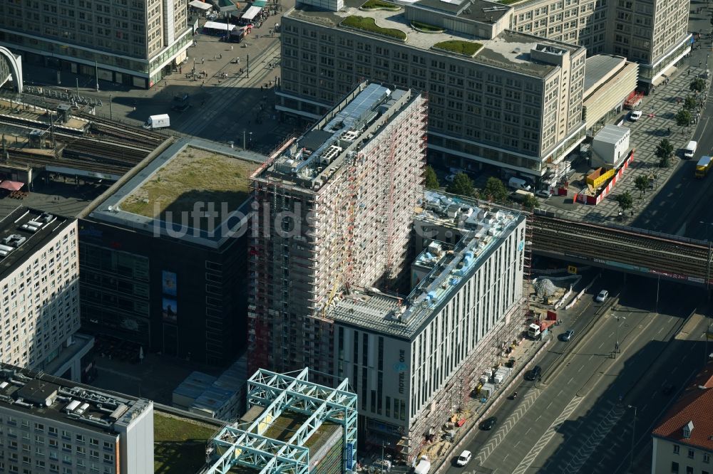 Luftbild Berlin - Neubau- Hochhaus- Baustelle der Hotelanlage Motel-One-Hotel an der Grunerstraße - Rathausstraße im Ortsteil Mitte in Berlin, Deutschland