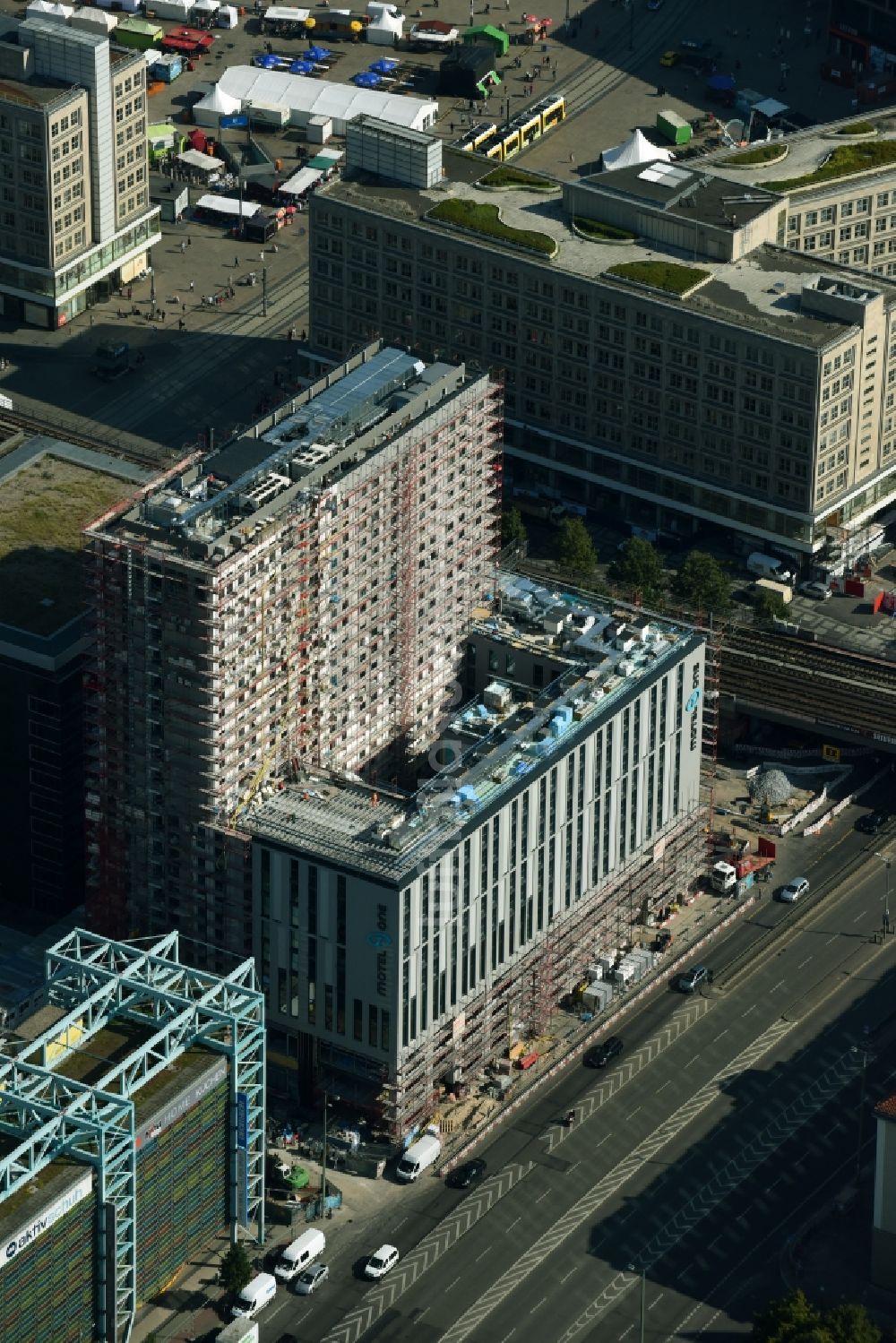 Berlin von oben - Neubau- Hochhaus- Baustelle der Hotelanlage Motel-One-Hotel an der Grunerstraße - Rathausstraße im Ortsteil Mitte in Berlin, Deutschland