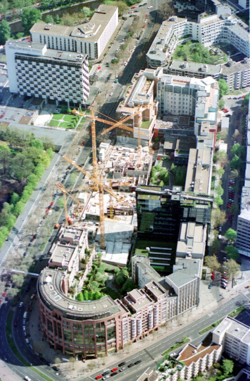 Luftaufnahme Berlin - Neubau- Hochhaus- Baustelle der Hotelanlage Pullman Berlin Schweizerhof in Berlin, Deutschland