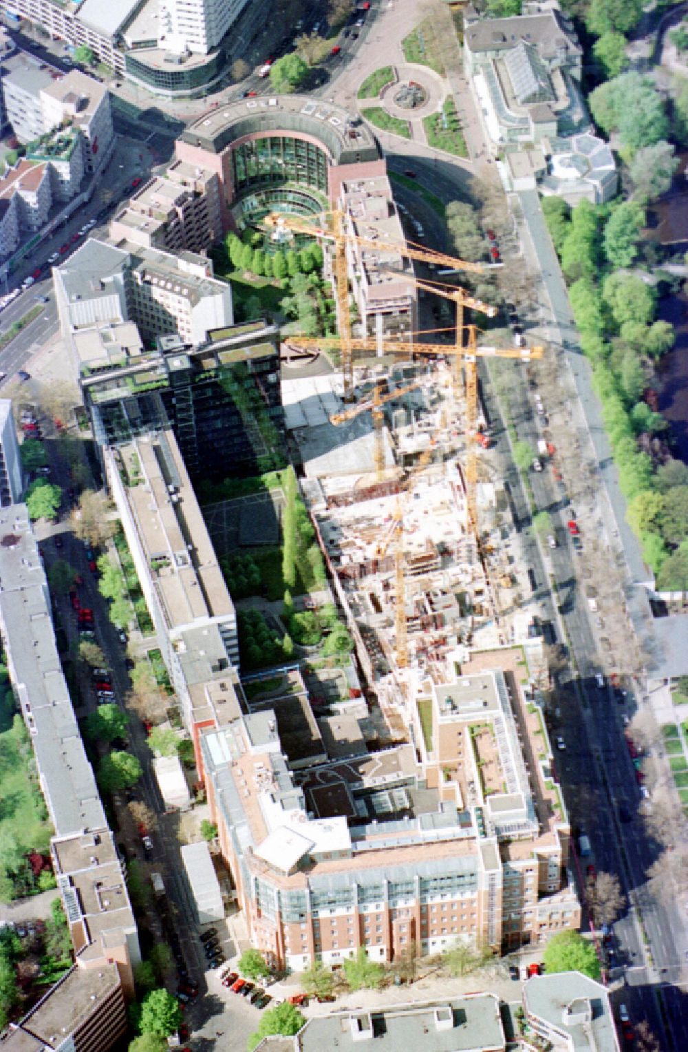 Berlin von oben - Neubau- Hochhaus- Baustelle der Hotelanlage Pullman Berlin Schweizerhof in Berlin, Deutschland