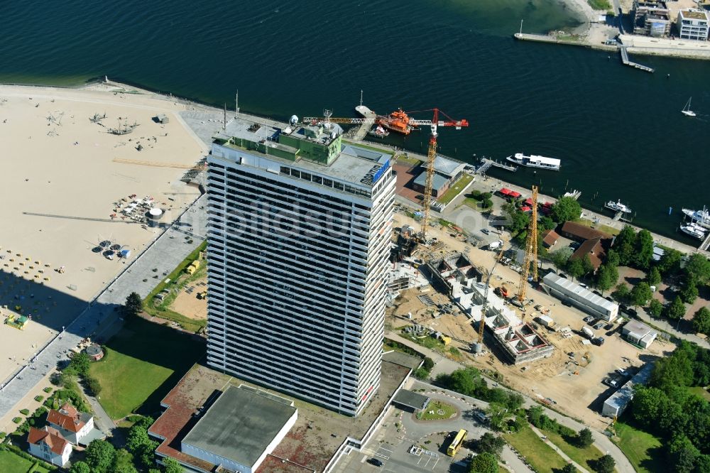 Luftaufnahme Lübeck - Neubau- Hochhaus- Baustelle der Hotelanlage a-ja Resort Travemünde im Ortsteil Travemünde in Lübeck im Bundesland Schleswig-Holstein, Deutschland