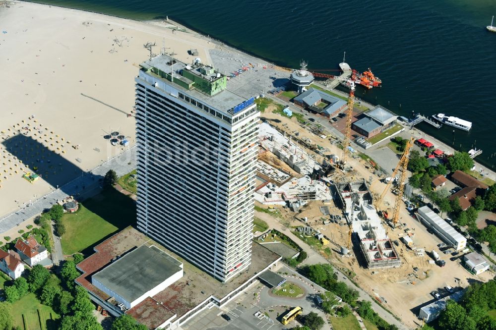 Lübeck von oben - Neubau- Hochhaus- Baustelle der Hotelanlage a-ja Resort Travemünde im Ortsteil Travemünde in Lübeck im Bundesland Schleswig-Holstein, Deutschland