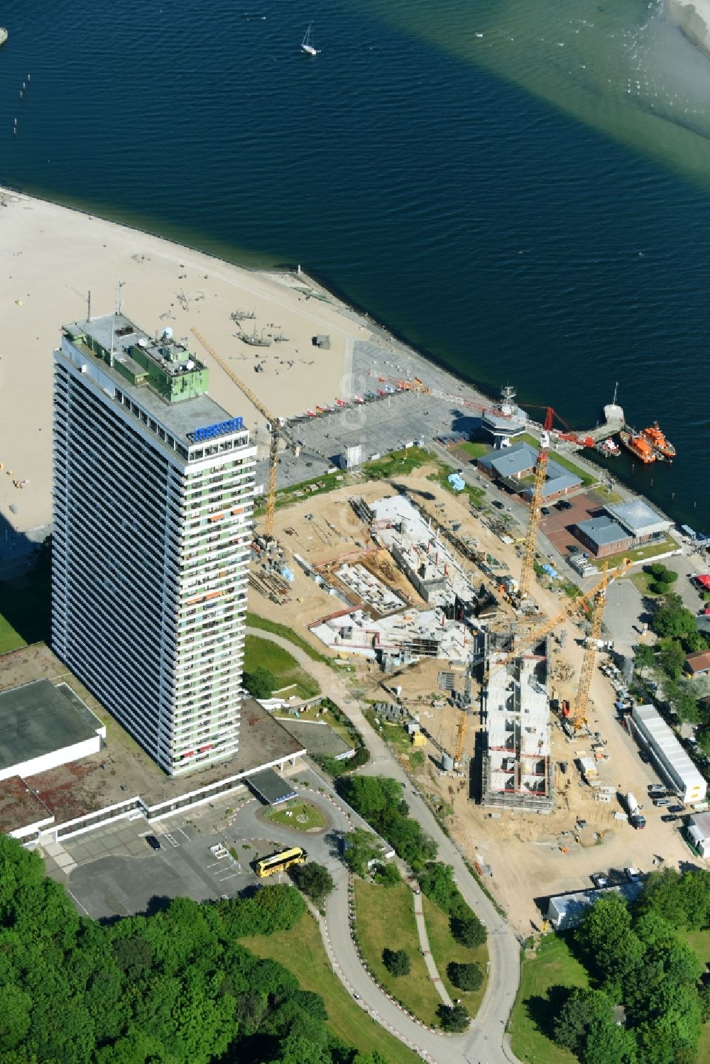 Lübeck aus der Vogelperspektive: Neubau- Hochhaus- Baustelle der Hotelanlage a-ja Resort Travemünde im Ortsteil Travemünde in Lübeck im Bundesland Schleswig-Holstein, Deutschland