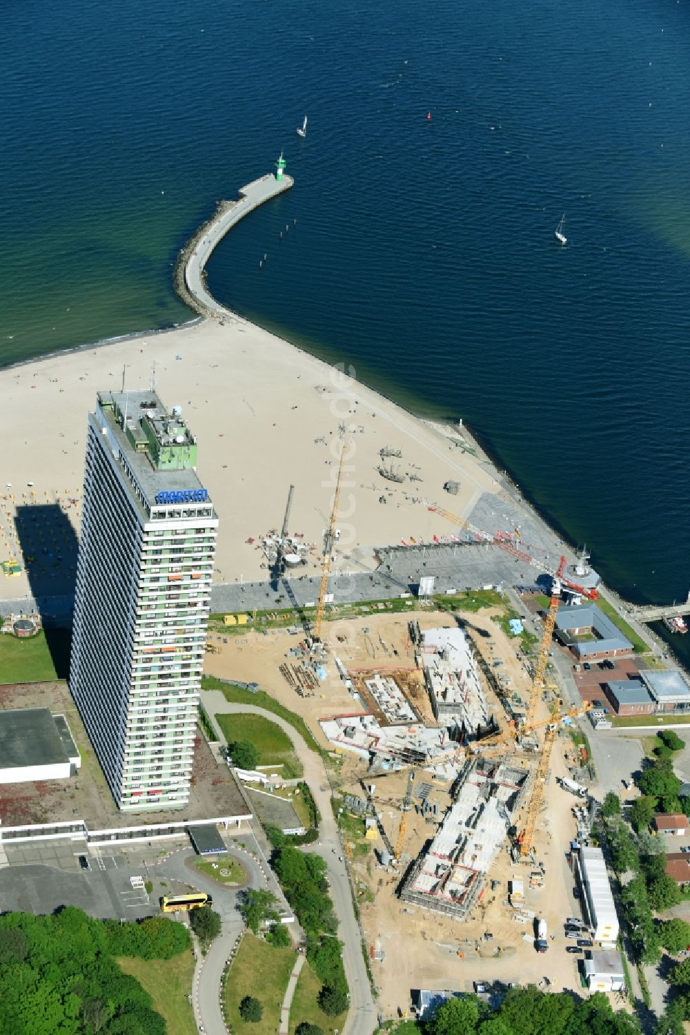 Luftbild Lübeck - Neubau- Hochhaus- Baustelle der Hotelanlage a-ja Resort Travemünde im Ortsteil Travemünde in Lübeck im Bundesland Schleswig-Holstein, Deutschland