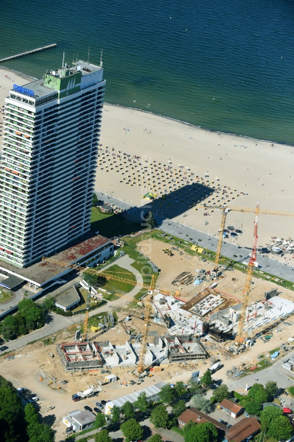 Lübeck aus der Vogelperspektive: Neubau- Hochhaus- Baustelle der Hotelanlage a-ja Resort Travemünde im Ortsteil Travemünde in Lübeck im Bundesland Schleswig-Holstein, Deutschland