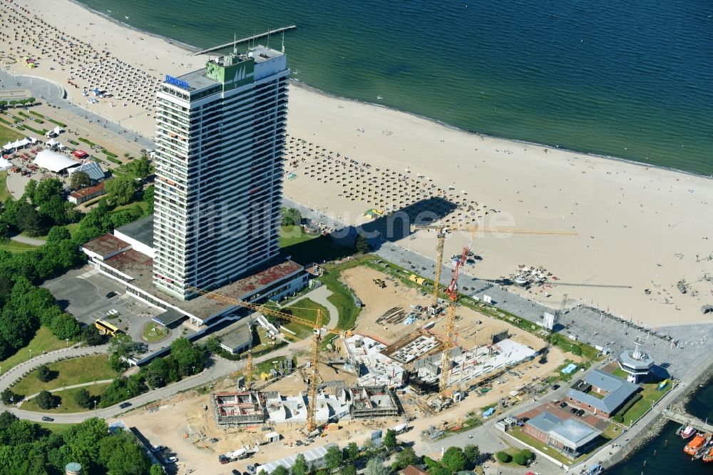 Luftbild Lübeck - Neubau- Hochhaus- Baustelle der Hotelanlage a-ja Resort Travemünde im Ortsteil Travemünde in Lübeck im Bundesland Schleswig-Holstein, Deutschland