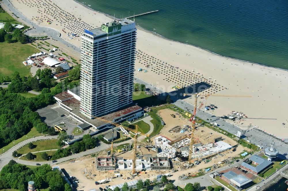 Luftaufnahme Lübeck - Neubau- Hochhaus- Baustelle der Hotelanlage a-ja Resort Travemünde im Ortsteil Travemünde in Lübeck im Bundesland Schleswig-Holstein, Deutschland