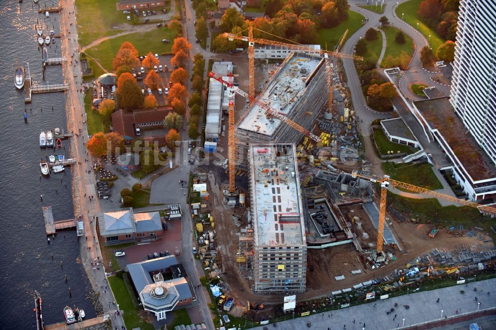 Lübeck von oben - Neubau- Hochhaus- Baustelle der Hotelanlage a-ja Resort Travemünde im Ortsteil Travemünde in Lübeck im Bundesland Schleswig-Holstein, Deutschland