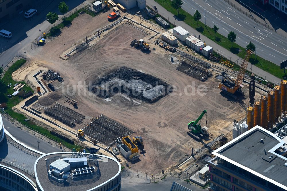 Luftaufnahme Rostock - Neubau- Hochhaus- Baustelle der Hotelanlage im Stadthafen in Rostock im Bundesland Mecklenburg-Vorpommern, Deutschland