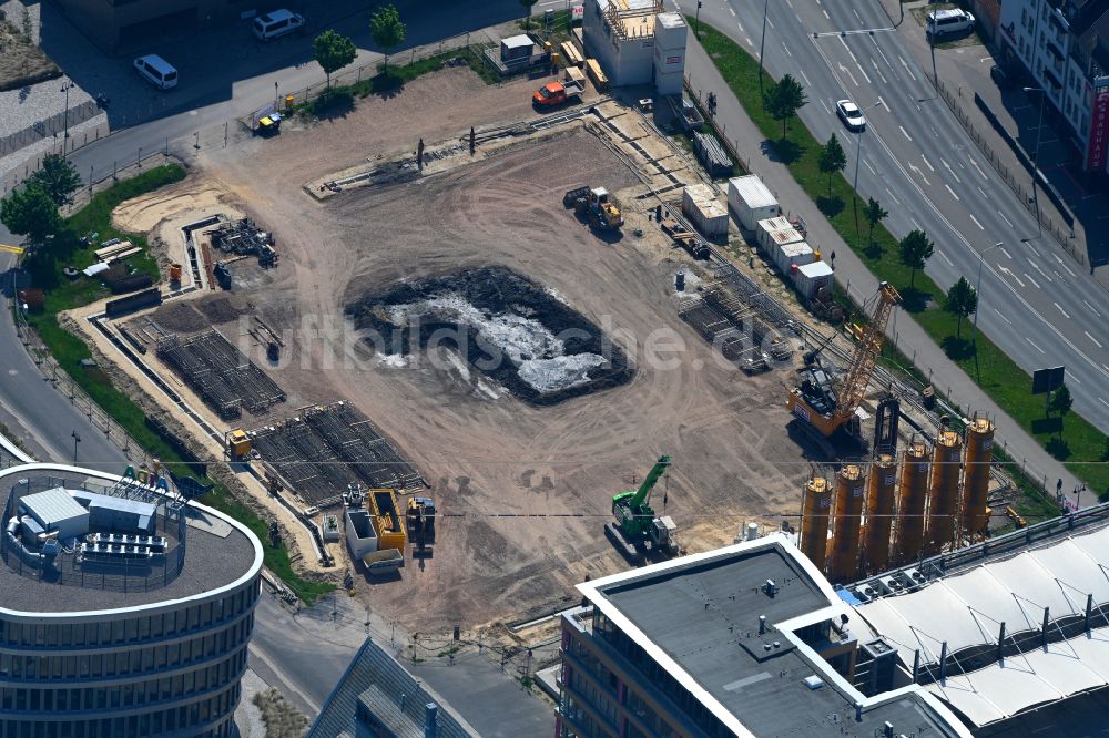 Rostock von oben - Neubau- Hochhaus- Baustelle der Hotelanlage im Stadthafen in Rostock im Bundesland Mecklenburg-Vorpommern, Deutschland