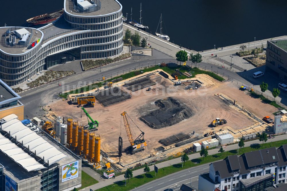 Rostock von oben - Neubau- Hochhaus- Baustelle der Hotelanlage im Stadthafen in Rostock im Bundesland Mecklenburg-Vorpommern, Deutschland