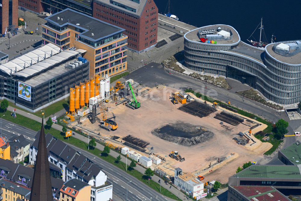 Rostock von oben - Neubau- Hochhaus- Baustelle der Hotelanlage im Stadthafen in Rostock im Bundesland Mecklenburg-Vorpommern, Deutschland