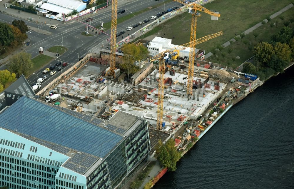 Berlin aus der Vogelperspektive: Neubau- Hochhaus- Baustelle der Hotelanlage am Stralauer Platz am Ufer der Spree im Stadtteil Friedrichshain in Berlin