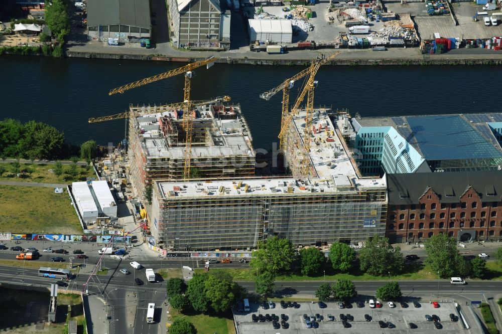 Luftaufnahme Berlin - Neubau- Hochhaus- Baustelle der Hotelanlage am Stralauer Platz am Ufer der Spree im Stadtteil Friedrichshain in Berlin