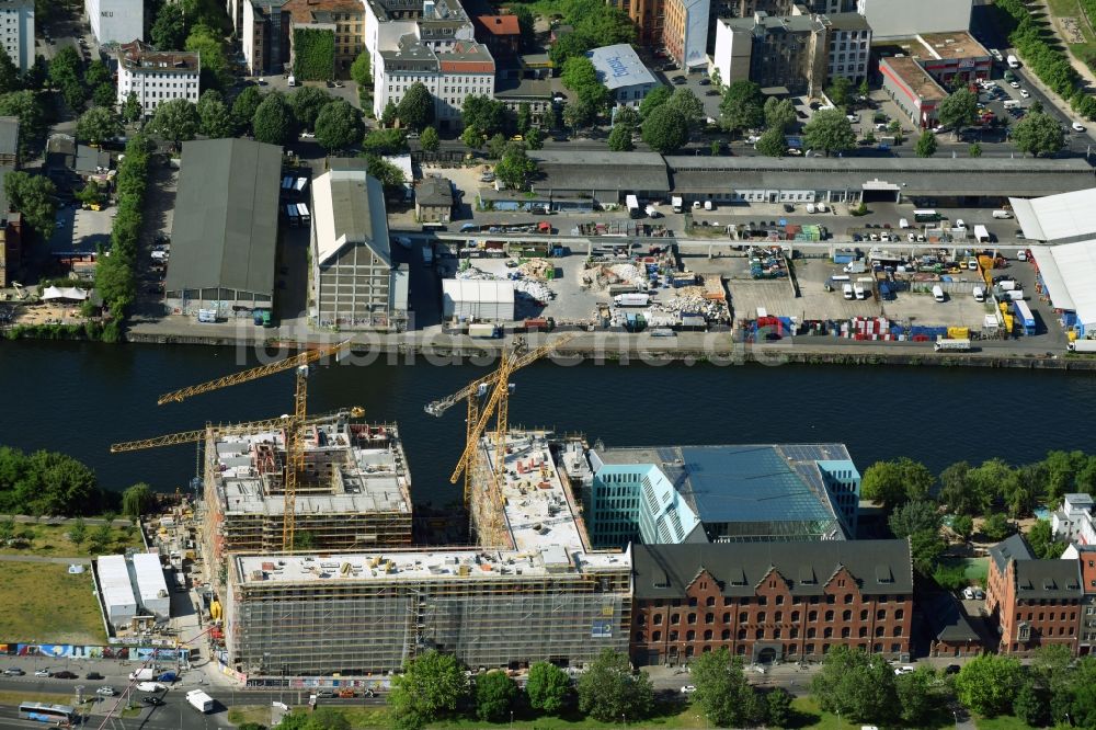 Berlin von oben - Neubau- Hochhaus- Baustelle der Hotelanlage am Stralauer Platz am Ufer der Spree im Stadtteil Friedrichshain in Berlin