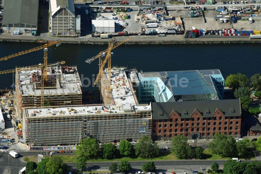 Berlin aus der Vogelperspektive: Neubau- Hochhaus- Baustelle der Hotelanlage am Stralauer Platz am Ufer der Spree im Stadtteil Friedrichshain in Berlin