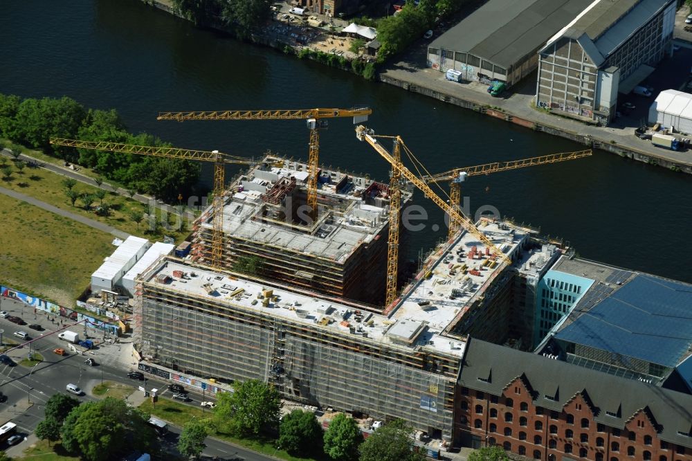 Luftbild Berlin - Neubau- Hochhaus- Baustelle der Hotelanlage am Stralauer Platz am Ufer der Spree im Stadtteil Friedrichshain in Berlin